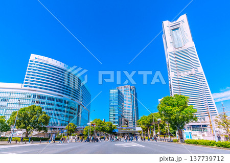 日本の横浜都市景観3月15日。横浜ランドマークタワーや横浜エアキャビンなどを望む 137739712