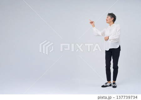 指を立てるポーズをするシニア女性 137739734