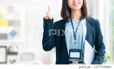 案内をする笑顔の女性・ビジネスウーマン 案内をする笑顔の女性・ビジネスウーマン 137739860