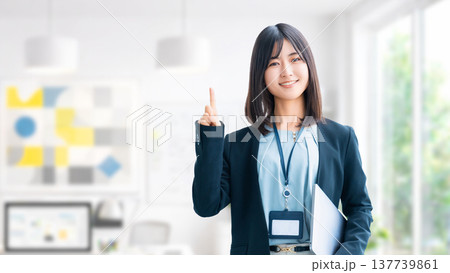 案内をする笑顔の女性・ビジネスウーマン 137739861