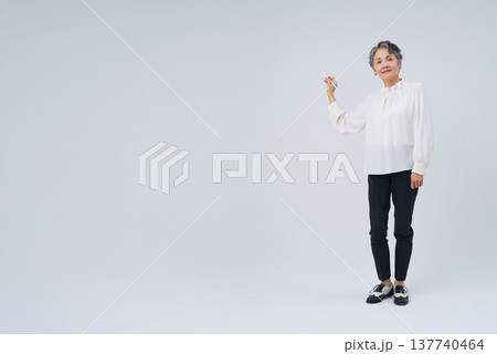 スタイラスペンを持つシニア女性 137740464