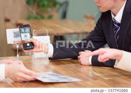スマートフォンでQRコードを読み取り注文するセルフオーダー 137741060