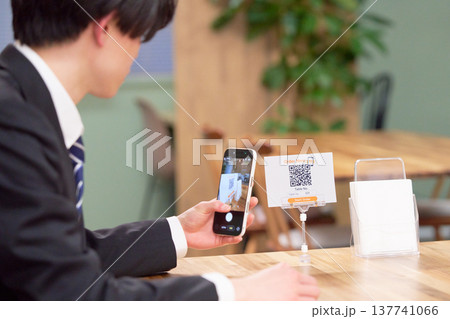 スマートフォンでQRコードを読み取り注文するセルフオーダー スマートフォンでQRコードを読み取り注文するセルフオーダー 137741066