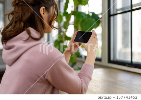 女性がスマホで動画を撮影 137741452