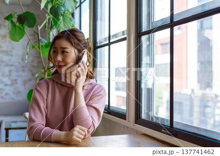 電話で話す女性の表情 137741462