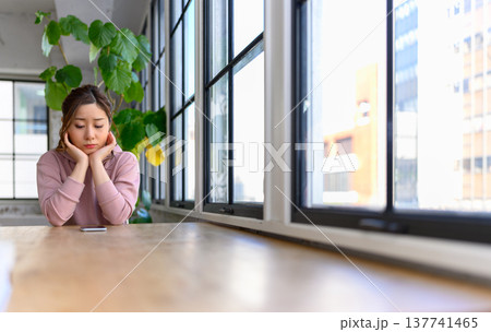窓辺で考え込む若い女性 137741465