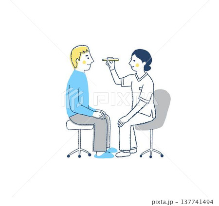 ペンライトで検査をしている医者と男性患者 137741494