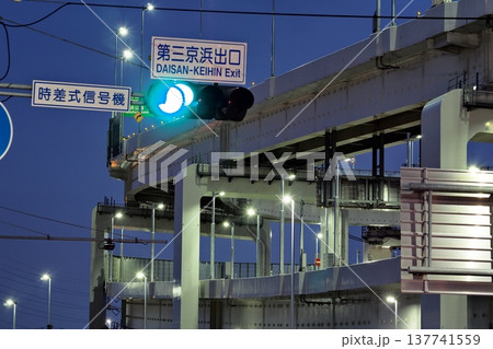 ジャンクションの夜景と道路標識、信号機 ジャンクションの夜景と道路標識、信号機 137741559