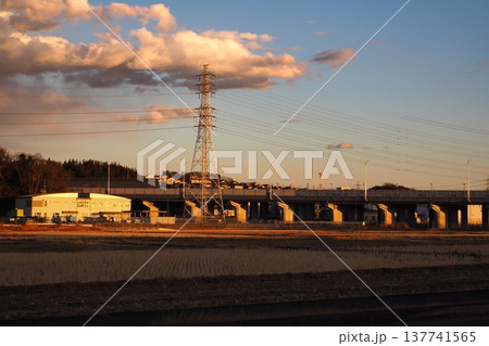 夕暮れの畑、高速道路、送電鉄塔 夕暮れの畑、高速道路、送電鉄塔 137741565