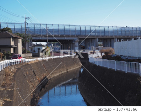 青空の下の河川と高速道路の高架橋 青空の下の河川と高速道路の高架橋 137741566