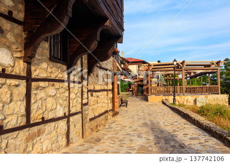 Narrow street of the old town of Nessebar in Bulgaria 137742106