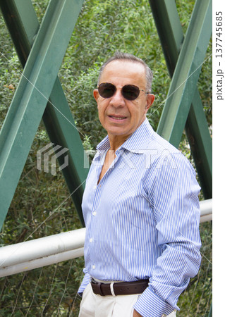 Older man with a youthful and energetic appearance 137745685