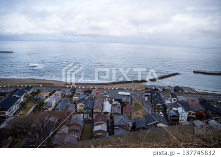 海岸沿いの街・海の街イメージ（撮影・新潟県三島郡出雲崎町） 137745832