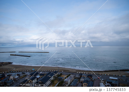 海岸沿いの街・海の街イメージ（撮影・新潟県三島郡出雲崎町） 137745833