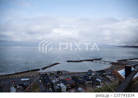 海岸沿いの街・海の街イメージ（撮影・新潟県三島郡出雲崎町） 137745834
