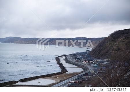 海岸沿いの街・海の街イメージ（撮影・新潟県三島郡出雲崎町） 137745835