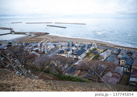 海岸沿いの街・海の街イメージ（撮影・新潟県三島郡出雲崎町） 137745854