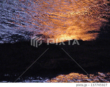 ワームムーンが小山川に写る(2014.3.18) 虫たちが地上に現れて春の満月から季節を知る ワームムーンが小山川に写る(2014.3.18) 虫たちが地上に現れて春の満月から季節を知る 137745927