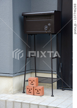 街角の風景　スケッチ写真 137746269