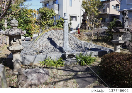 畠山重忠公の霊堂「薬王寺」にある六つ塚 137746602