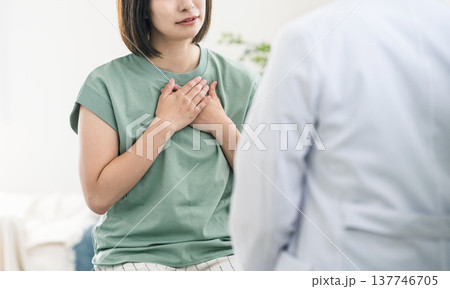 胸が苦しくて診察を受ける女性 胸が苦しくて診察を受ける女性 137746705