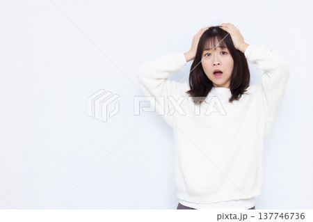 頭を抱えて驚く女性 頭を抱えて驚く女性 137746736