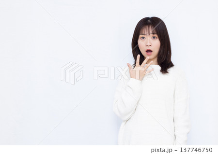 びっくり驚いている女性 びっくり驚いている女性 137746750