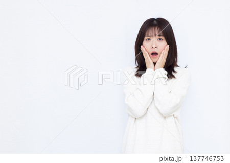 びっくり驚いている女性 137746753