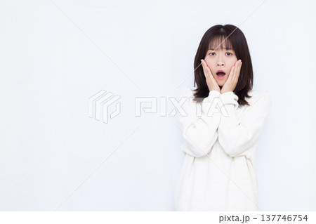 びっくり驚いている女性 137746754