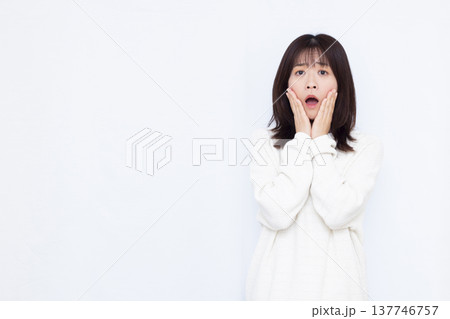 びっくり驚いている女性 びっくり驚いている女性 137746757
