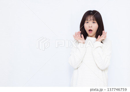 びっくり驚いている女性 137746759