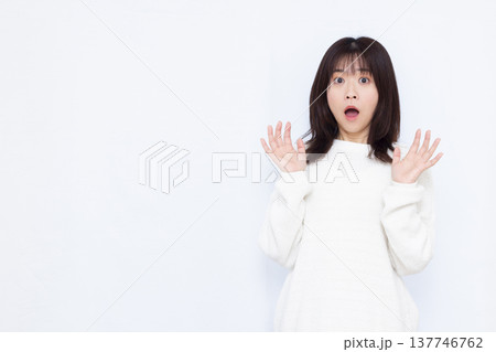 びっくり驚いている女性 137746762