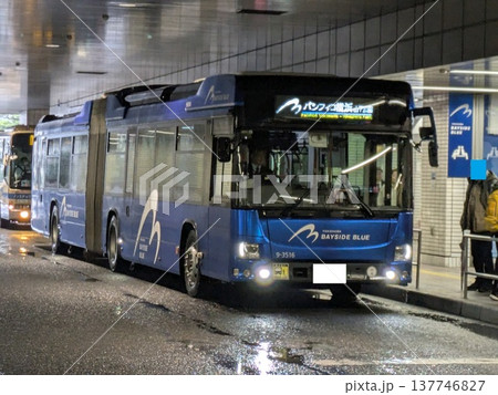 横浜市営バスの連接バス、ベイサイドブルー（横浜駅東口BTにて） 137746827