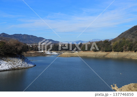 記録的渇水に見舞われる神奈川県津久井湖 137746850