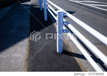 歩道にガードレールが整備された風景 歩道にガードレールが整備された風景 137746992