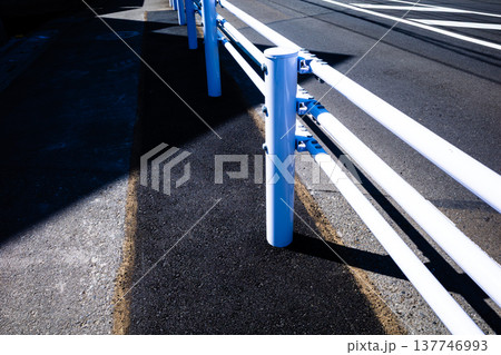 歩道にガードレールが整備された風景 高彩度コントラスト 歩道にガードレールが整備された風景 高彩度コントラスト 137746993