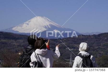 吾妻山から望む冠雪した富士山 137747368