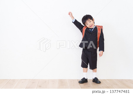 ランドセルを背負う小学校新1年生男子（入学式・フォーマルスーツ） 137747481
