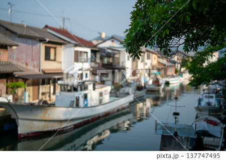 昔ながらのレトロな風景の漁師町舞鶴市吉原地区を撮影 137747495