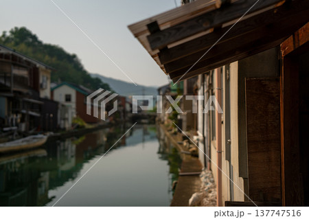 昔ながらのレトロな風景の漁師町舞鶴市吉原地区を撮影 137747516