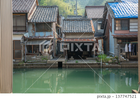 昔ながらのレトロな風景の漁師町舞鶴市吉原地区を撮影 137747521
