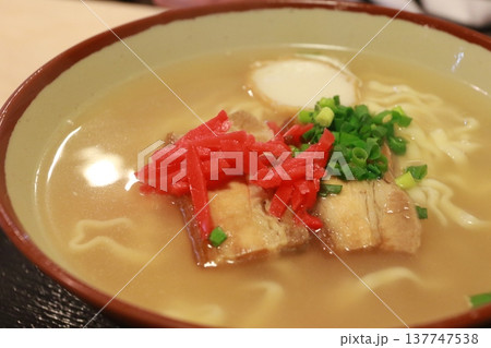 那覇市の老舗食堂で食べる「沖縄そば」 137747538