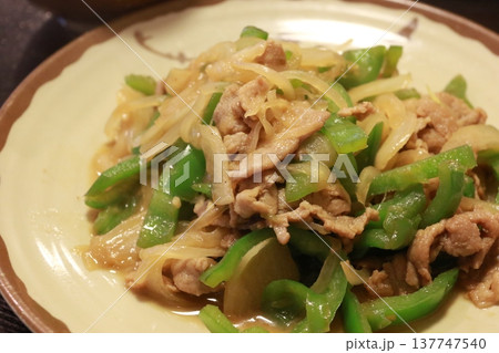 那覇市の老舗食堂で食べる「豚肉とピーマン炒め」 137747540