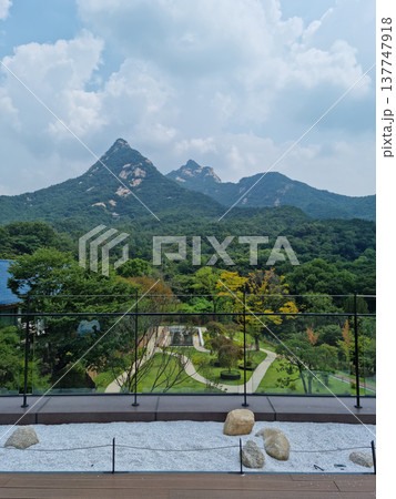 It is an outdoor terrace with a view of Bukhansan Mountain. 137747918