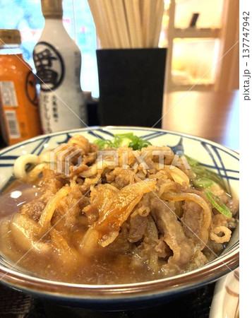 うどん専門店で食べる「焼きたて肉うどん」 137747942