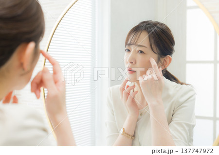 お肌のトラブルを気にする女性 お肌のトラブルを気にする女性 137747972