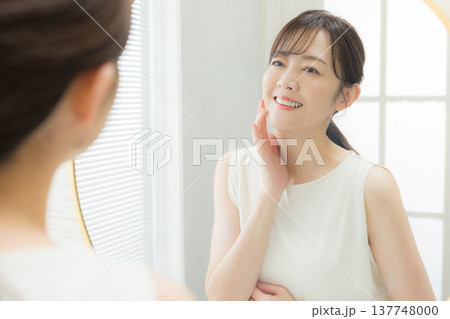 鏡を見てメイクする女性 　　 137748000