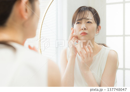 鏡を見て悩む女性 鏡を見て悩む女性 137748047