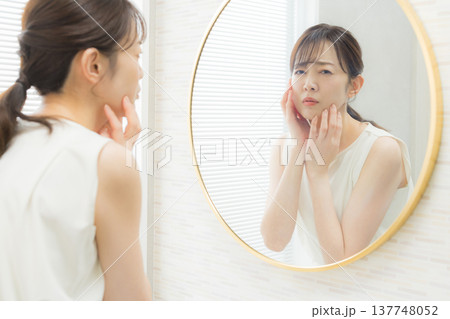 鏡を見て悩む女性 鏡を見て悩む女性 137748052