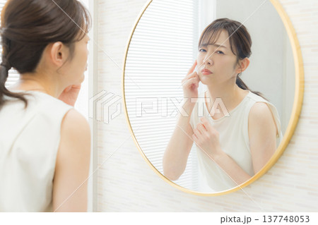 鏡を見て悩む女性 鏡を見て悩む女性 137748053
